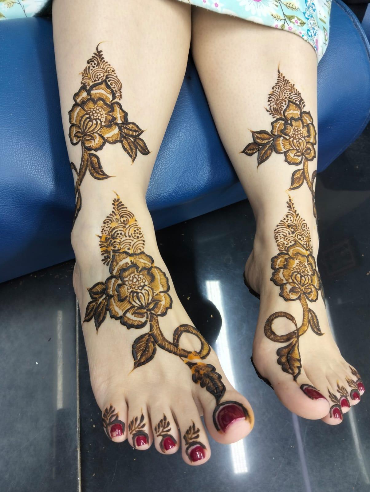 Rose motif henna designs on both feet