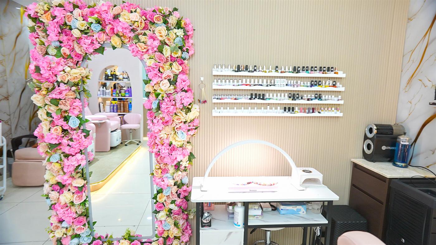 Floral mirror and nail polish shelves in the nail studio