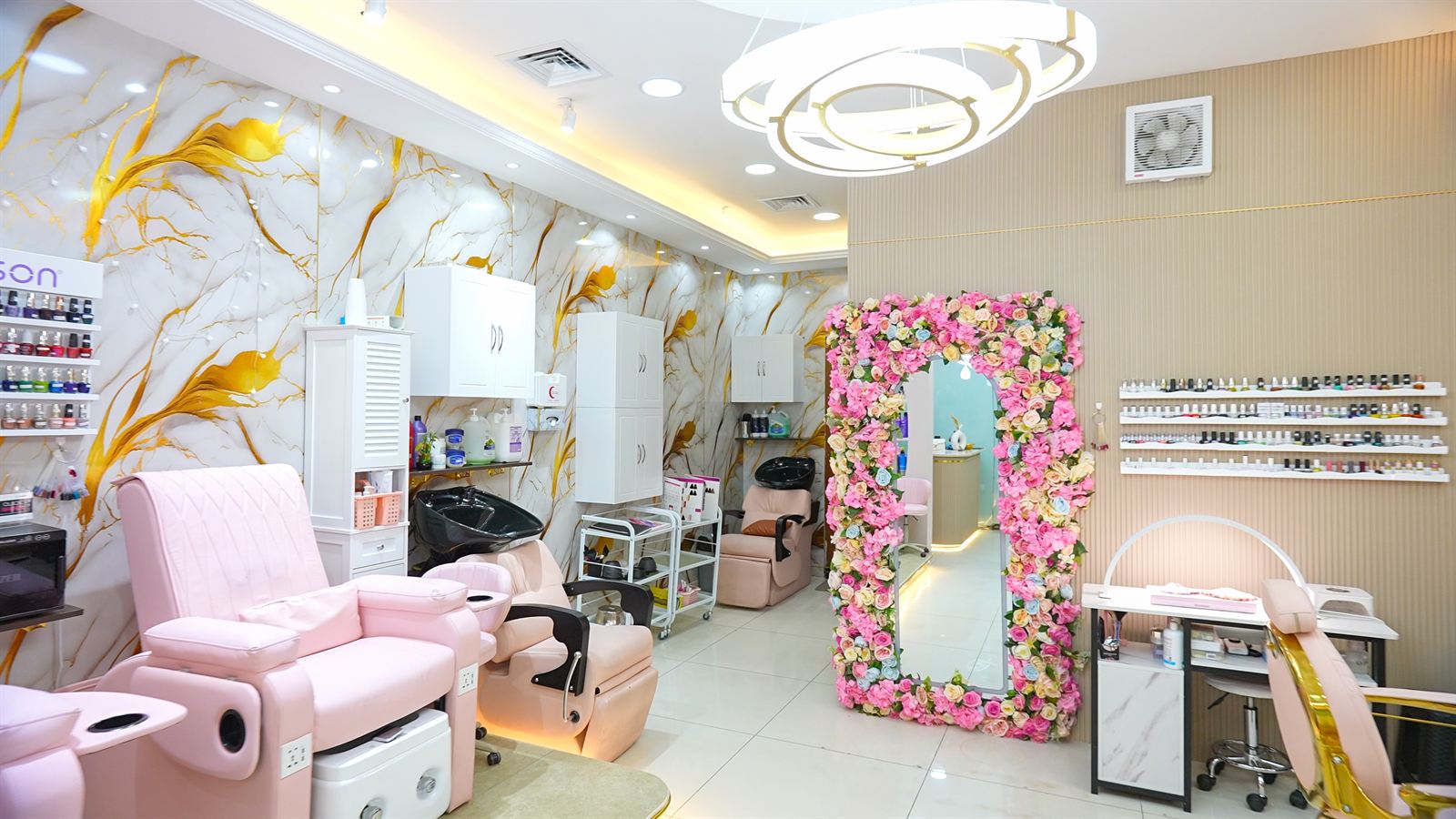 Relaxing skin and beauty treatment lounge at Grove Star